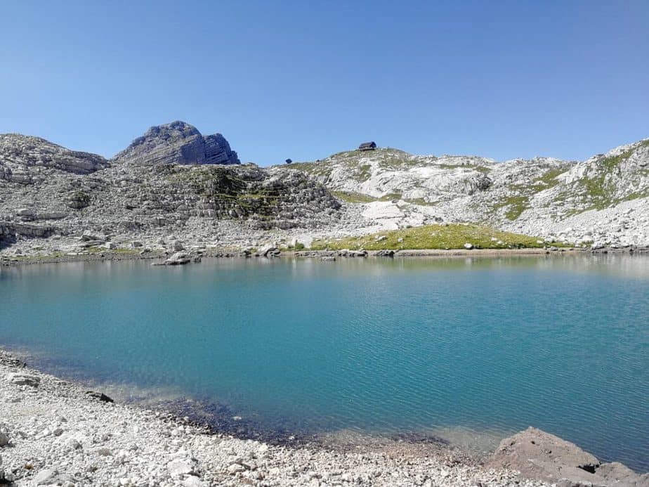 Jezero pod Vršaci in koča na Prehodavcih