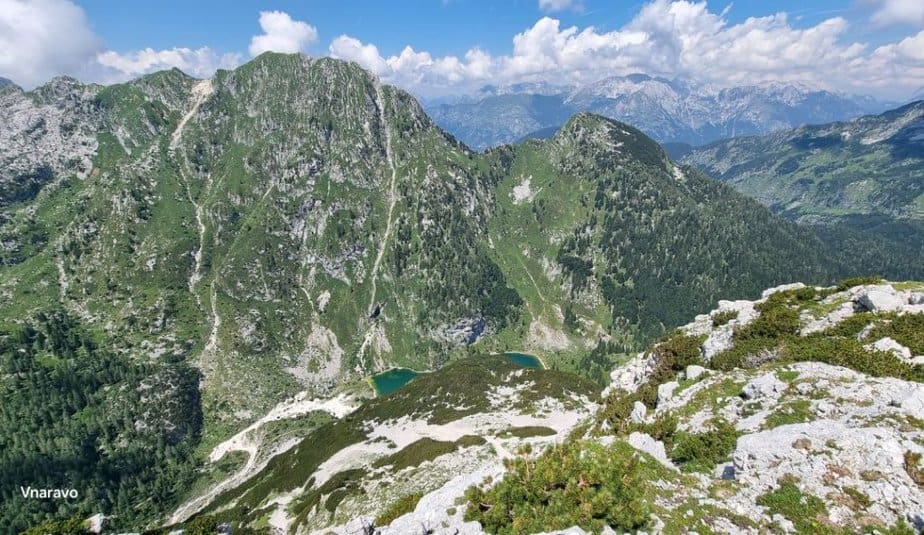 Pogled s Šmohorja proti Krnskemu jezeru in Lemežu