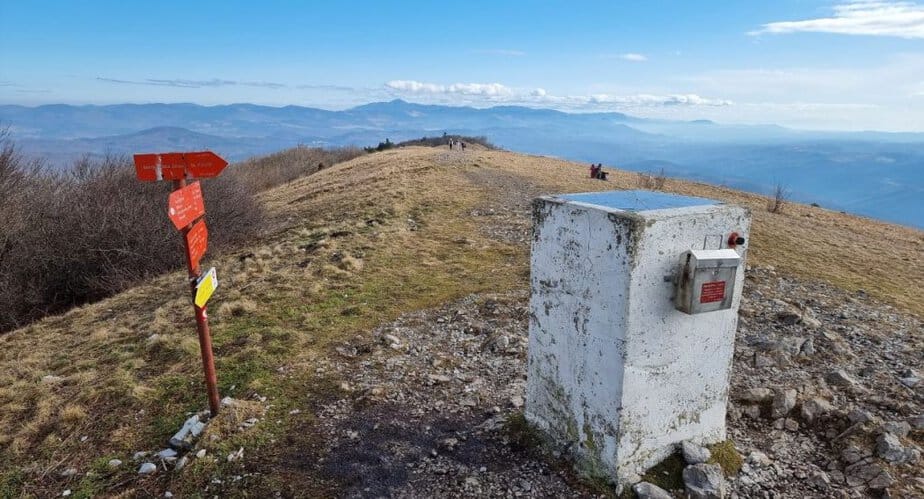 Pogled z vrha Vremščice proti Snežniku