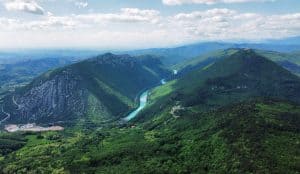 Pogled s Škabrijela proti Sveti gori, Sabotinu in dolini soče med njima