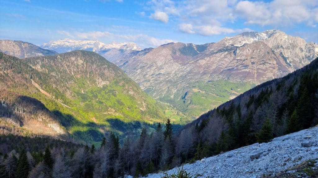 Pogled ptori Bavškemu Grintavcu, Trenti in Kaninskemu pogorju s pl. za Skalo